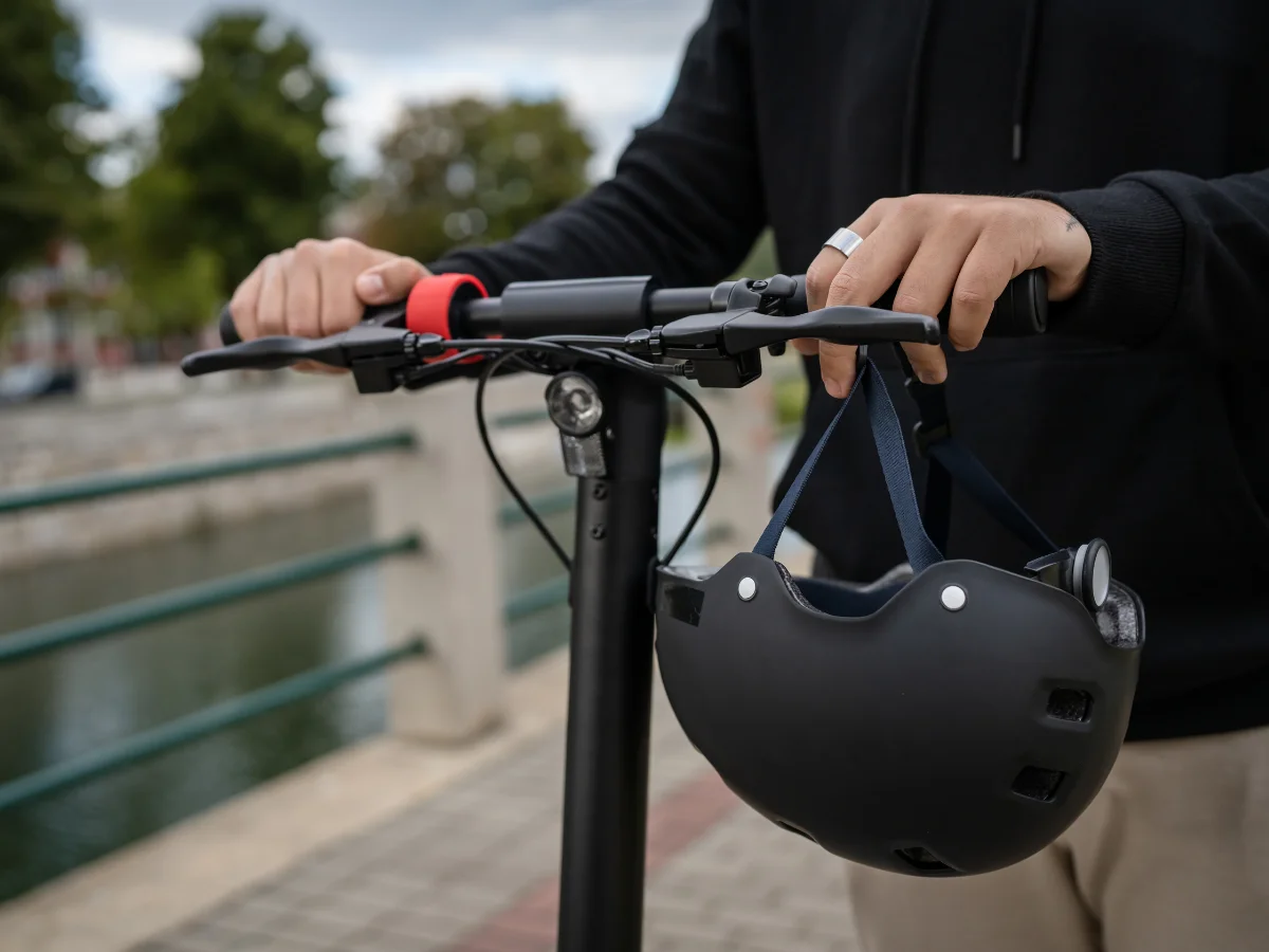 Czy można jeździć hulajnogą elektryczną bez karty i kasku w 2026 roku?
